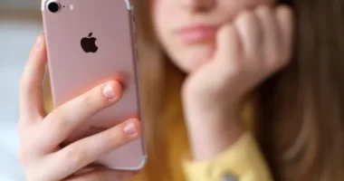 A Lady Who Was Locked Out Of Her Apple Account and had $10,000 Stolen from Her Bank Account After her iPhone wAs Stolen Claims Apple Was 'not at All Helpful'